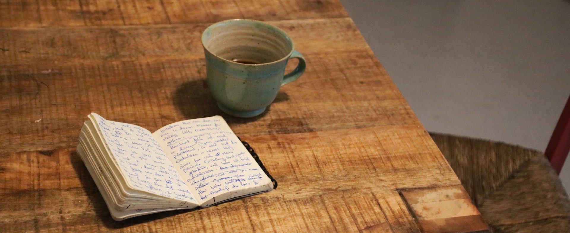 Notizbuch von Miri Watson und Kaffee auf einem Tisch